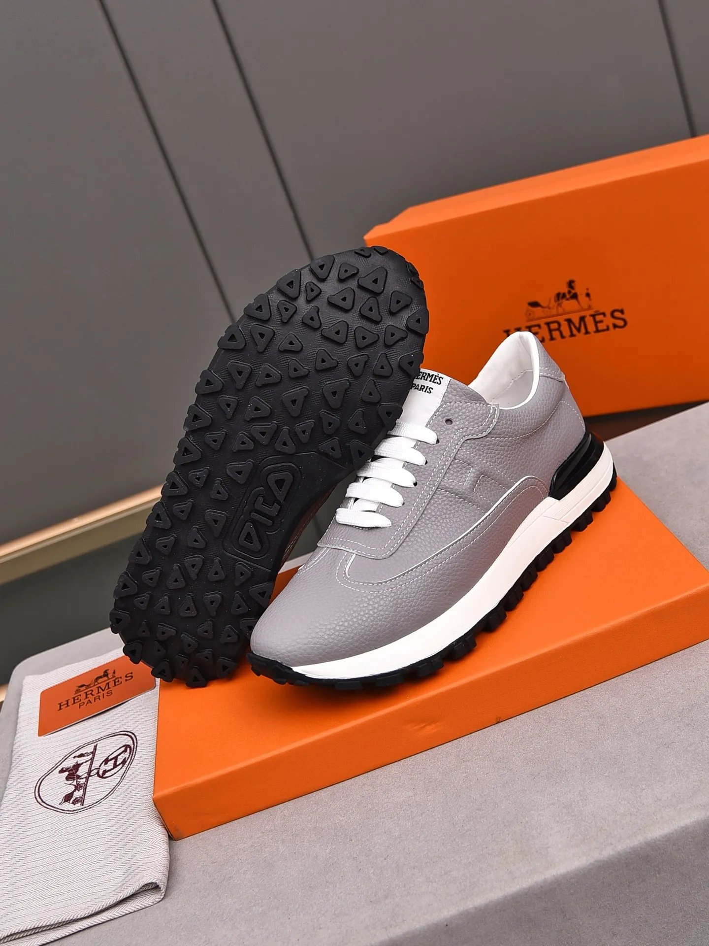 📛📛📛PPP420 (Hermes)🆕Men's color-blocked sneakers with textured calfskin details. Spliced ​​with original cowhide, this shoe draws inspiration from the equestrian world, integrating technical details and practical functions. Breathable sheep lining, original combination outsole, high-end quality, and every detail is perfectly combined! Size: 38-44 (45 can be customized)